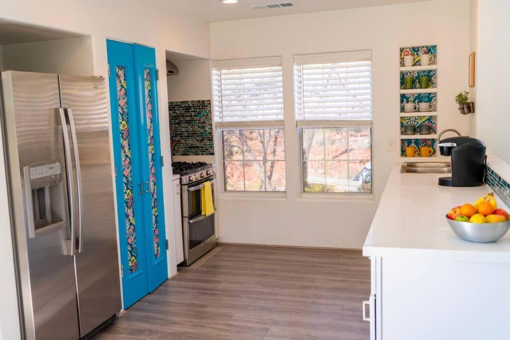Artsy Half-house, Walk To Hiking Trails &wine Bars! Yard, Firepit Apartment *