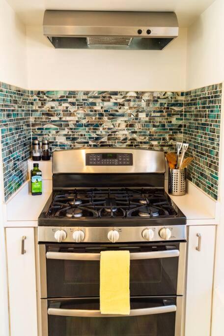 Artsy Half-house, Walk To Hiking Trails &wine Bars! Yard, Firepit *