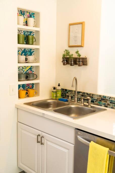 Apartment Artsy Half-house, Walk To Hiking Trails &wine Bars! Yard, Firepit