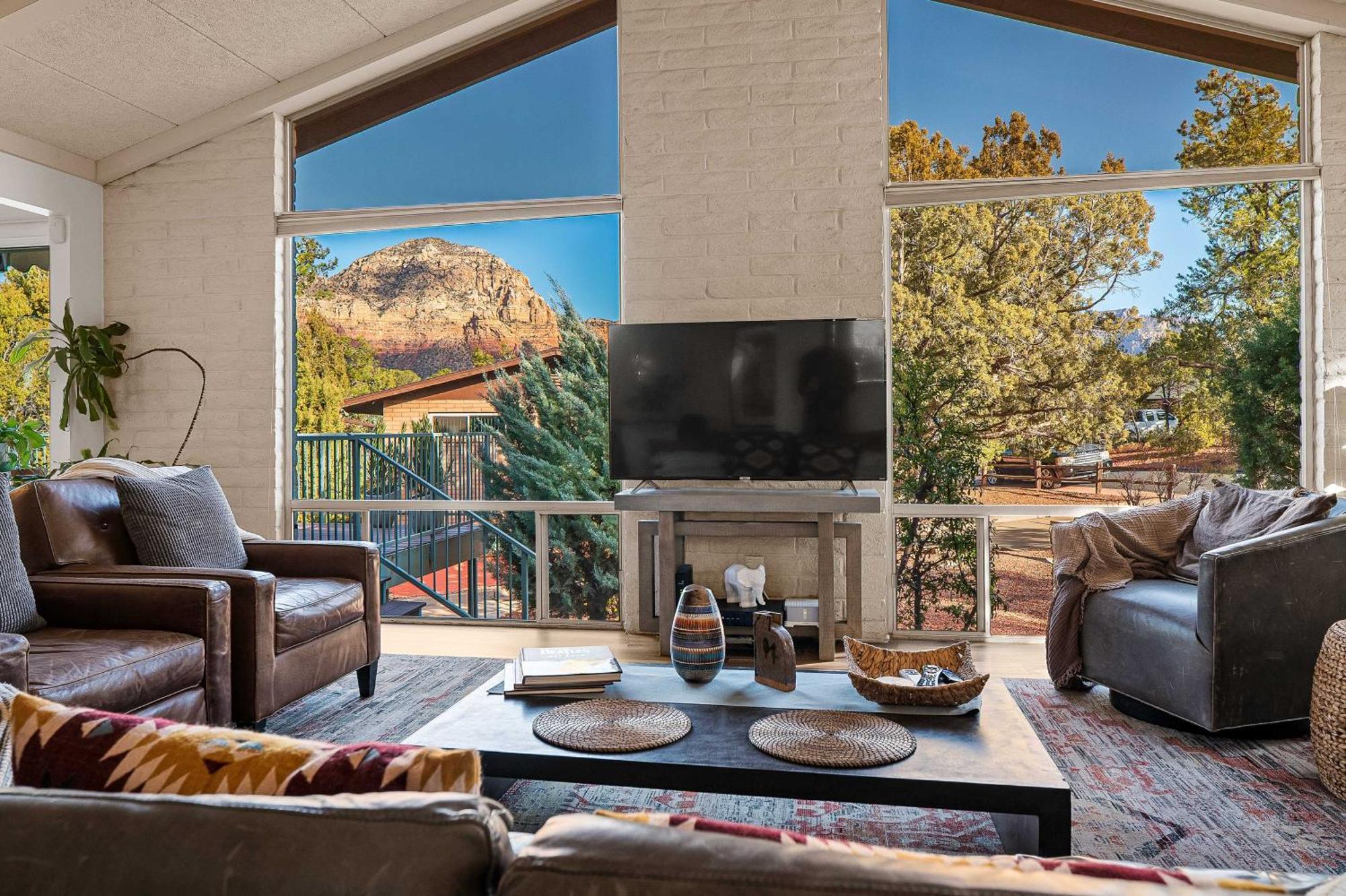 Secluded Retreat With Red Rock Views! Holiday home