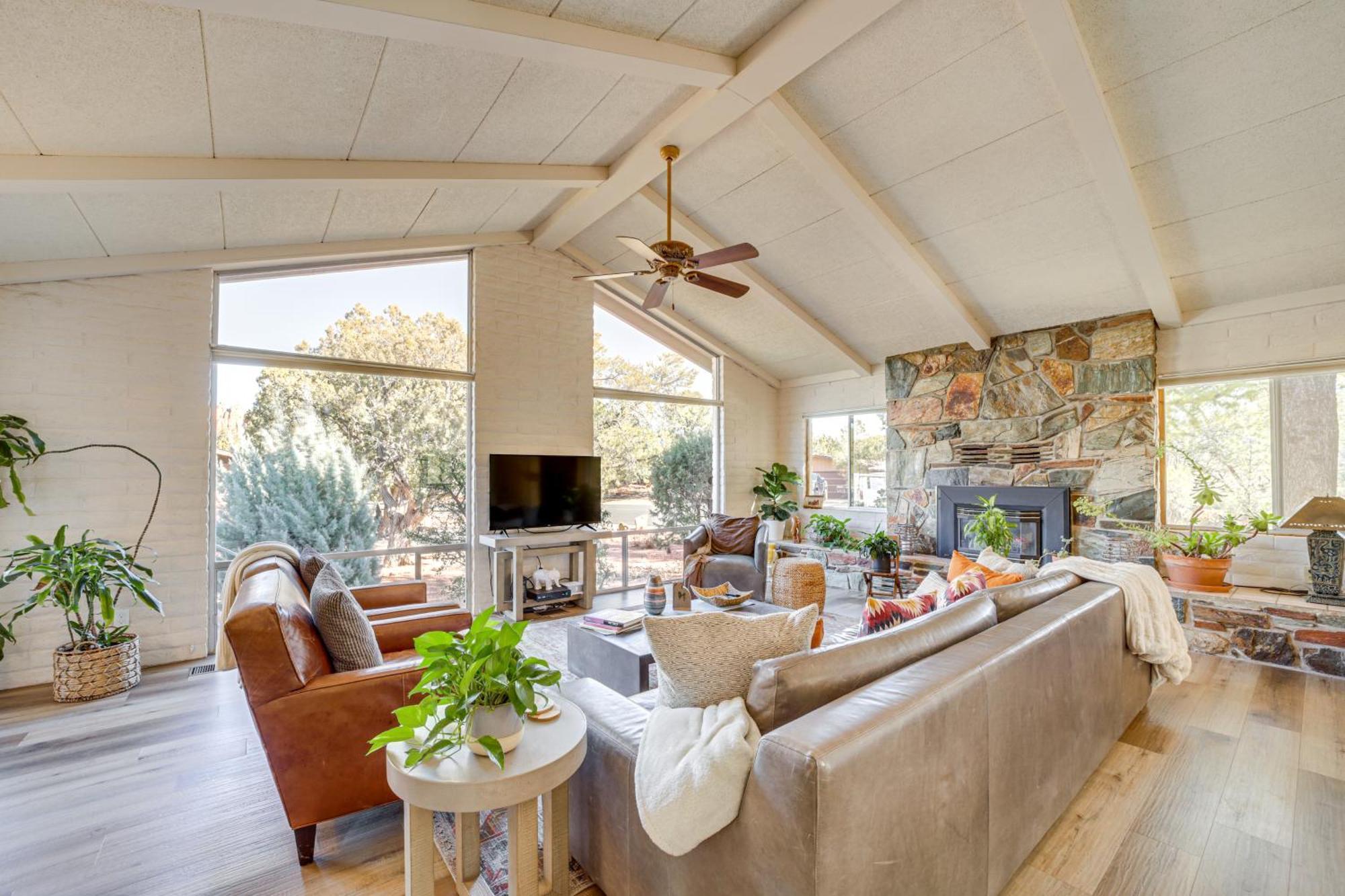 Secluded Retreat With Red Rock Views! Holiday home