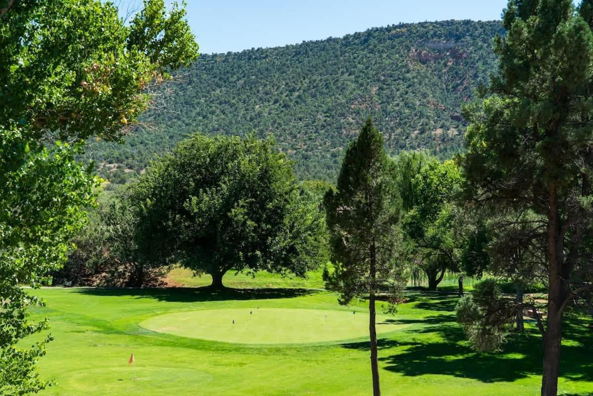 Oasis Getaway For Family In Golf Community With & Pool Holiday home