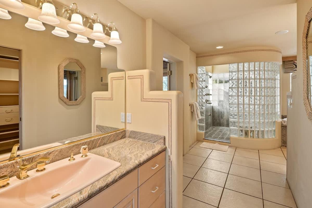 Family Desert - Hot Tub & Scenic Views Holiday home