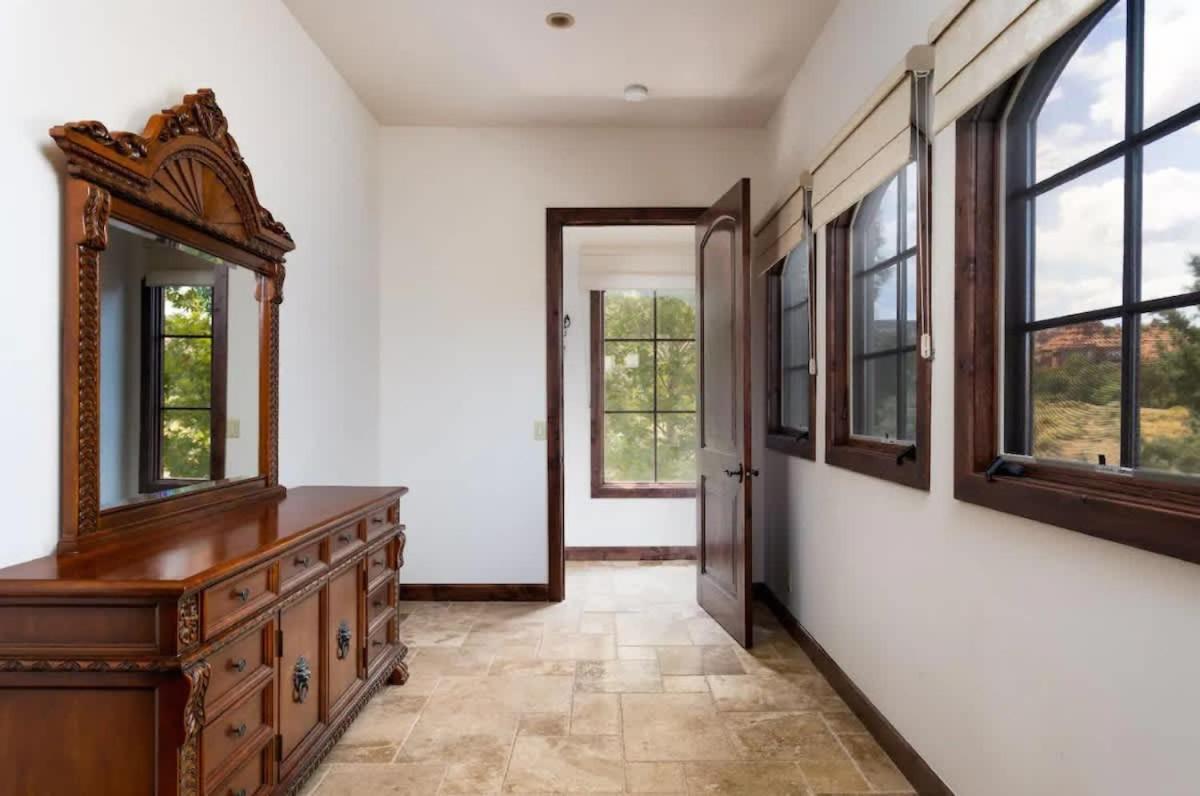 Villa Enchanting With Views And Pool