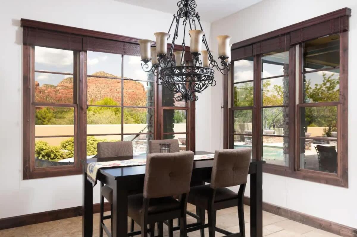 Villa Enchanting With Views And Pool