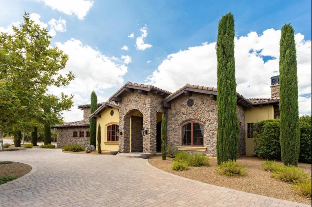 Enchanting With Views And Pool *