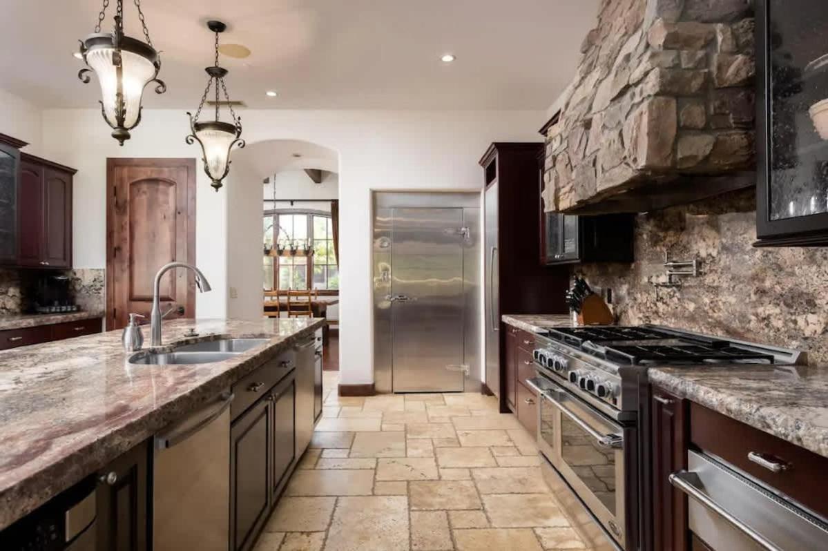 Villa Enchanting With Views And Pool *