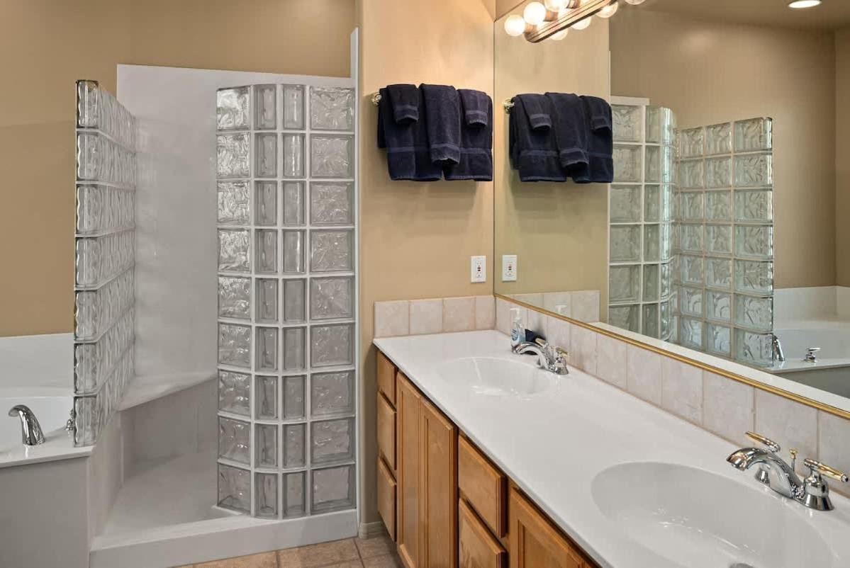 Luxe Design And Amazing Views With Hot Tub For Family
