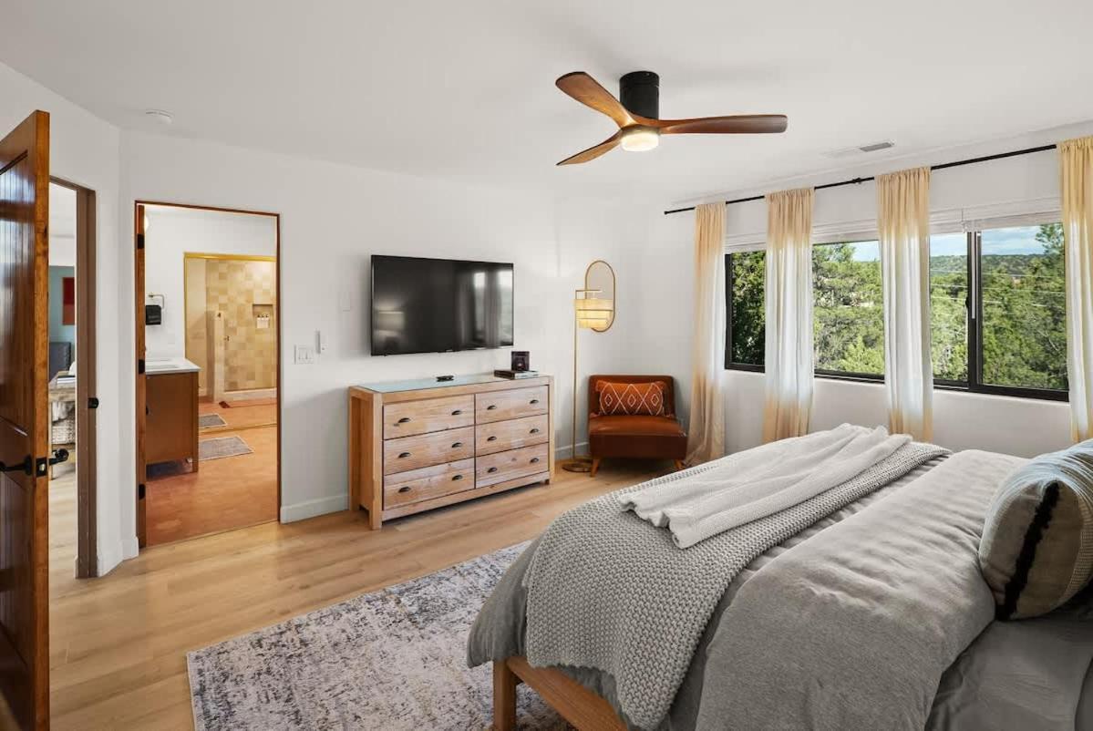 Prime Location With Hot Tub Pool And Views For Family Holiday home Sedona