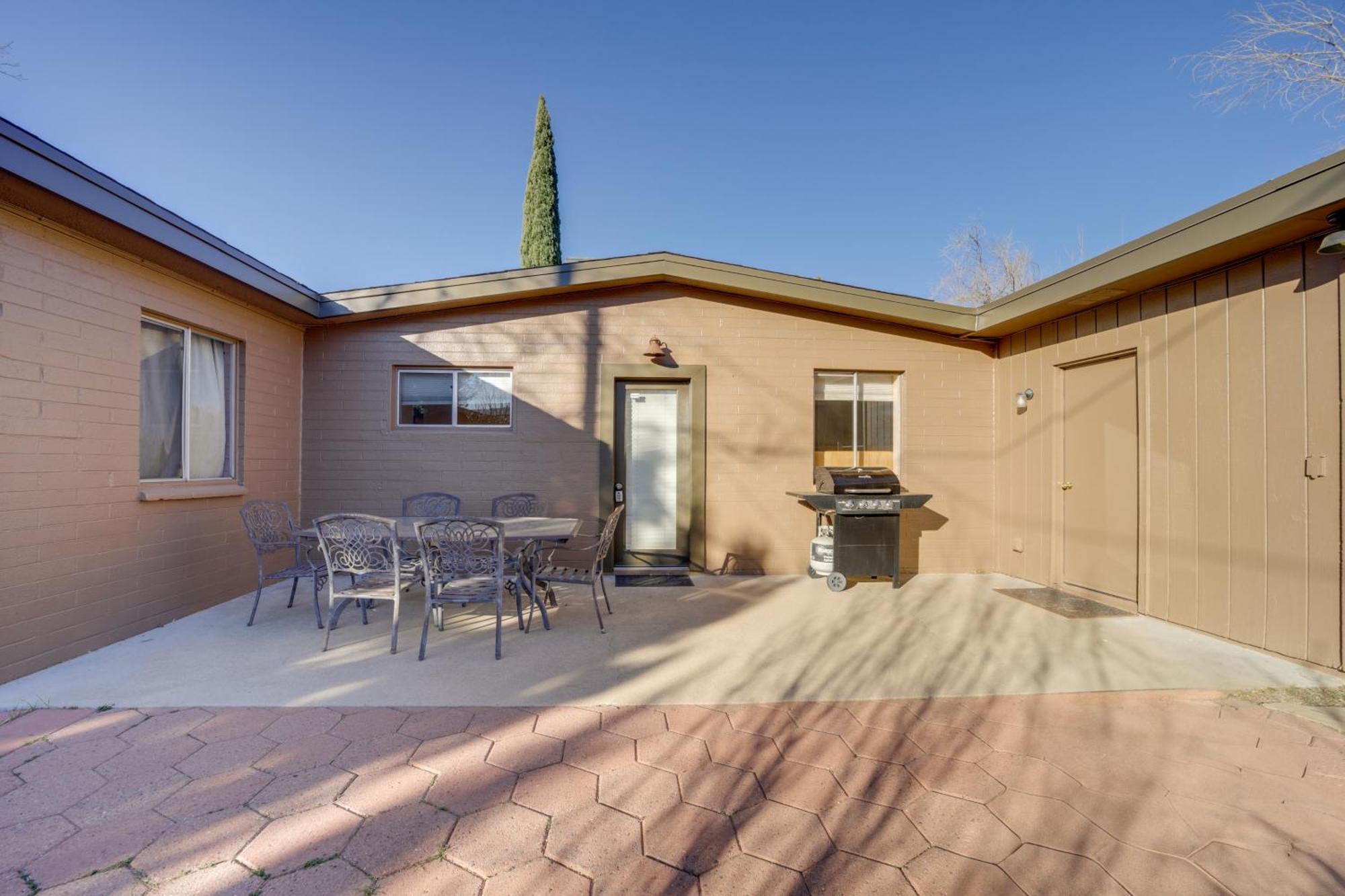 Patio And Views, Near Hiking And Golfing Holiday home *