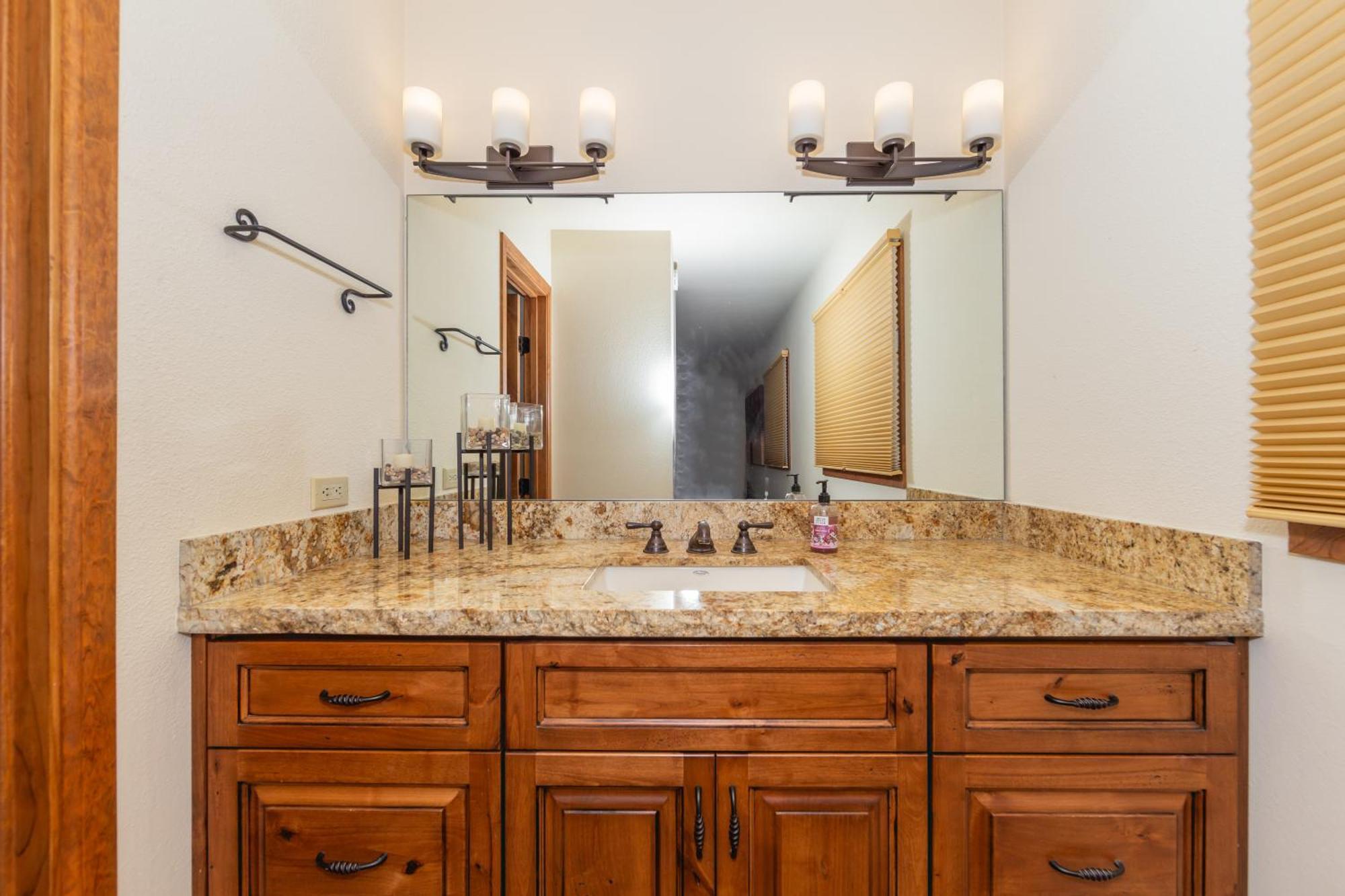 Spectacular House With 2 Master In Sedona's High End Subdivision Living! Holiday home