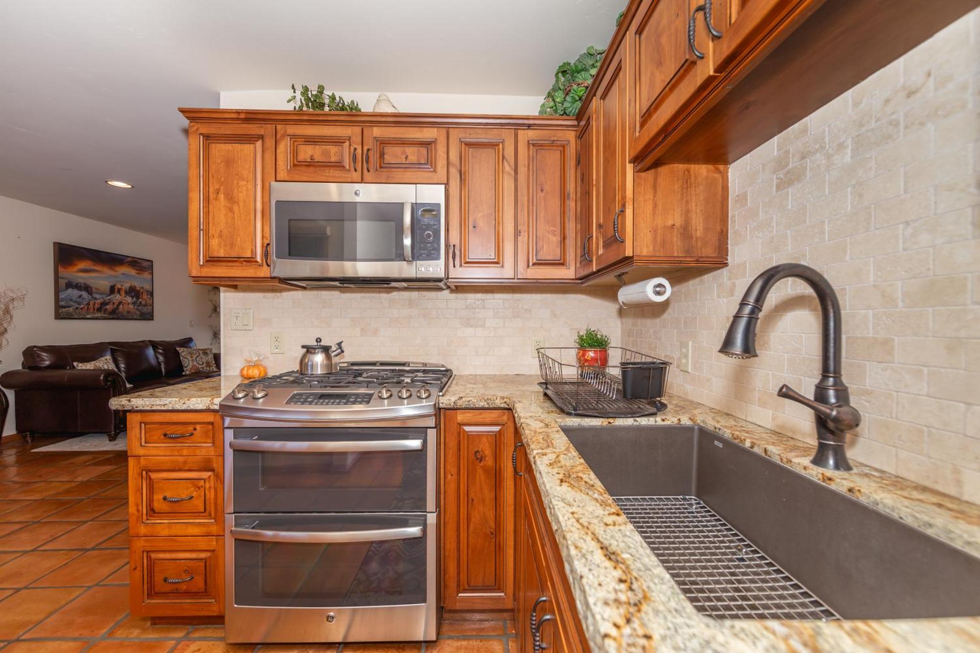 Spectacular House With 2 Master In Sedona's High End Subdivision Living! Holiday home *