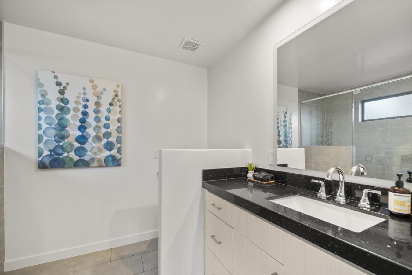 Stunning Views Uptown With Hot Tub Gym And Fire Pit