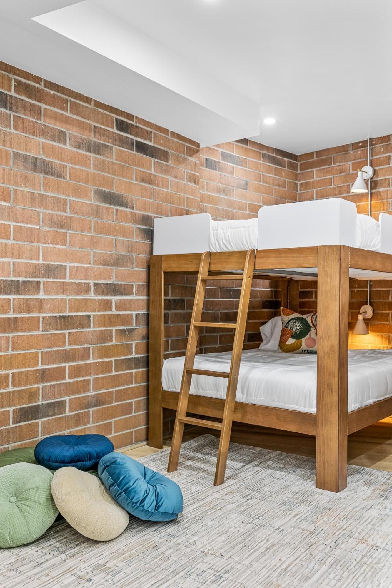 The Speakeasy - Sauna, Cold Plunge And Hot Tub Holiday home *