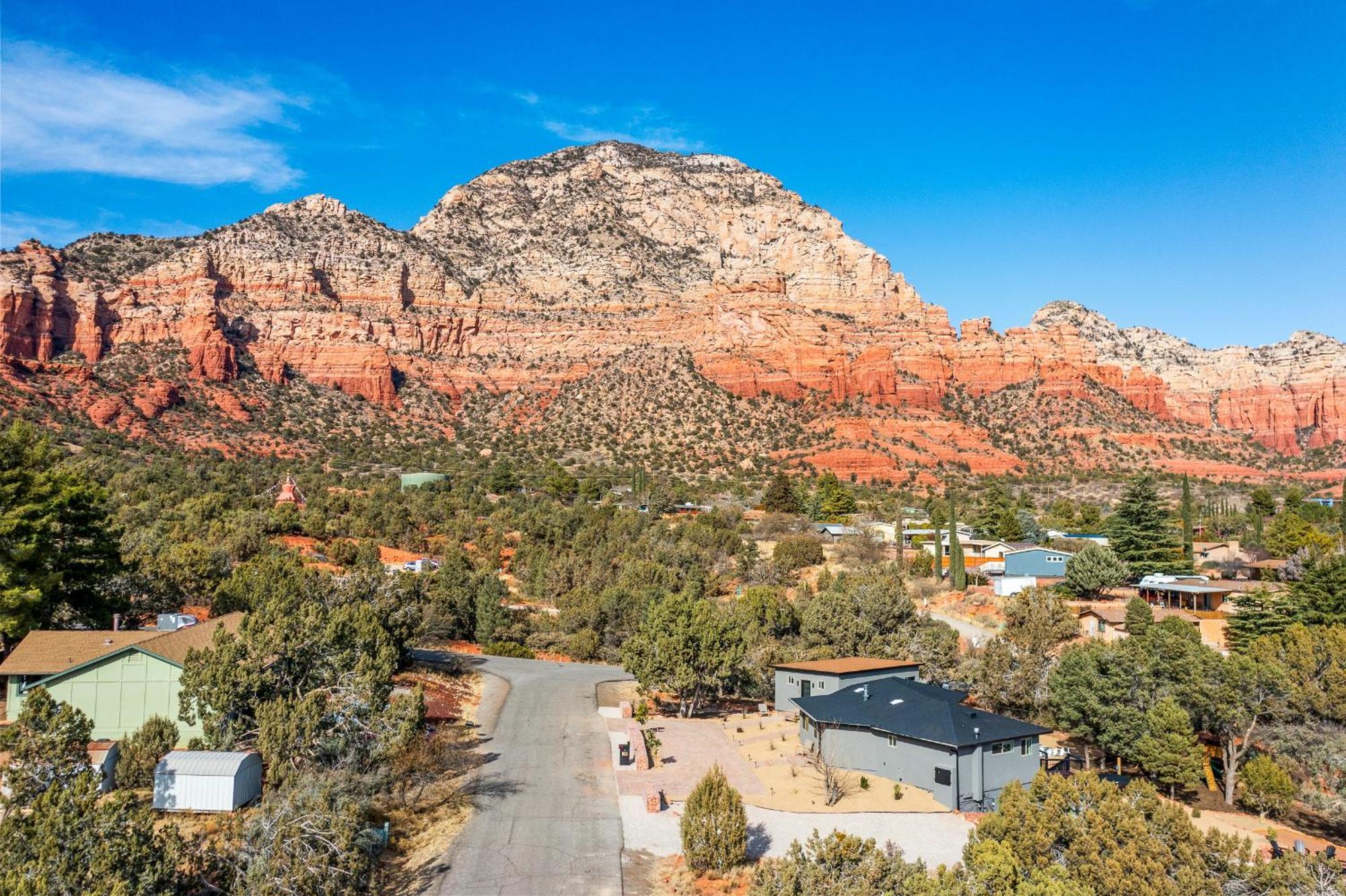 Stunning Red Rock Views With Hot Tub Theater Game Holiday home *