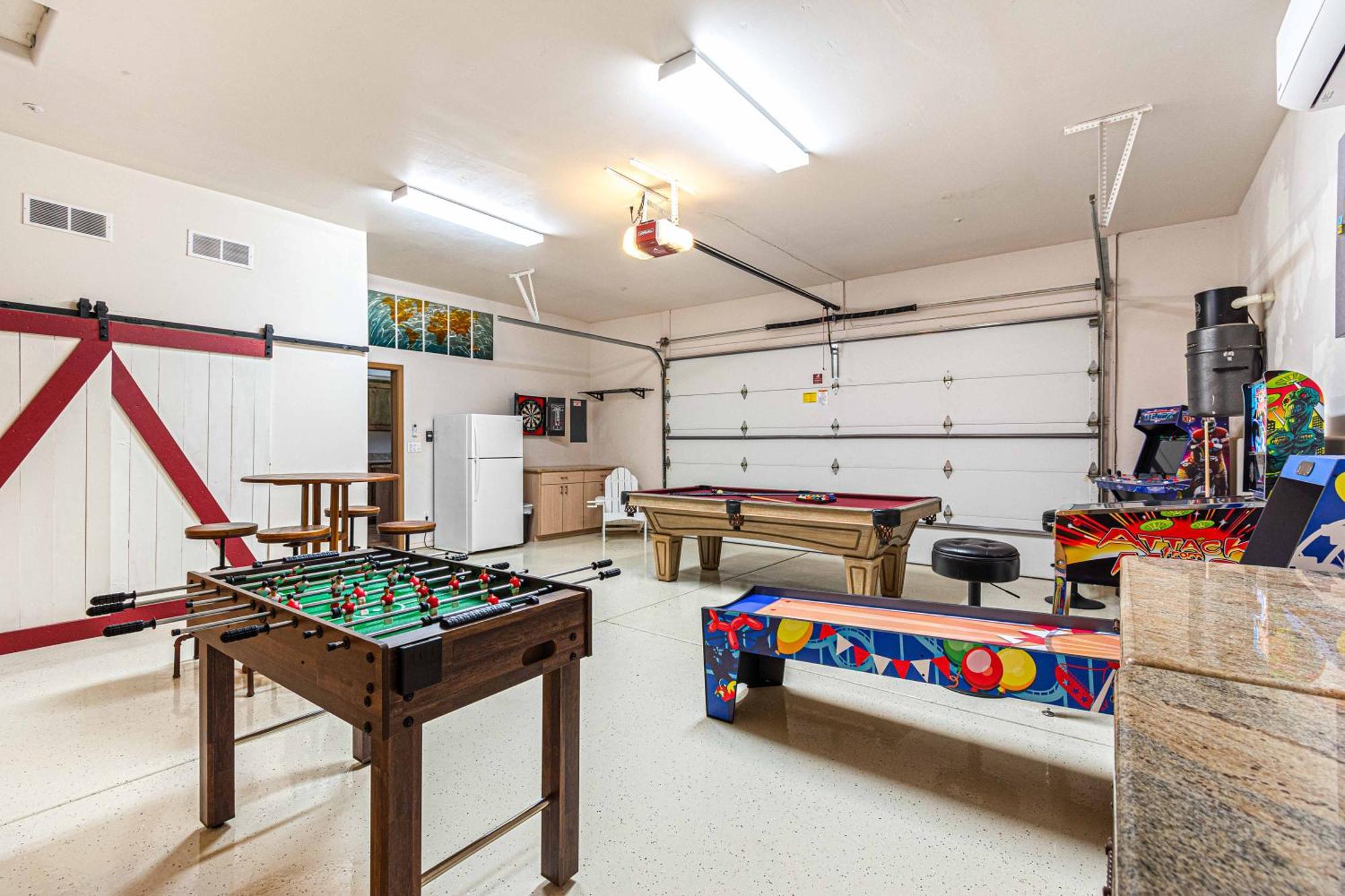 Panoramic Views, Game Room, Pool, Hot Tub!