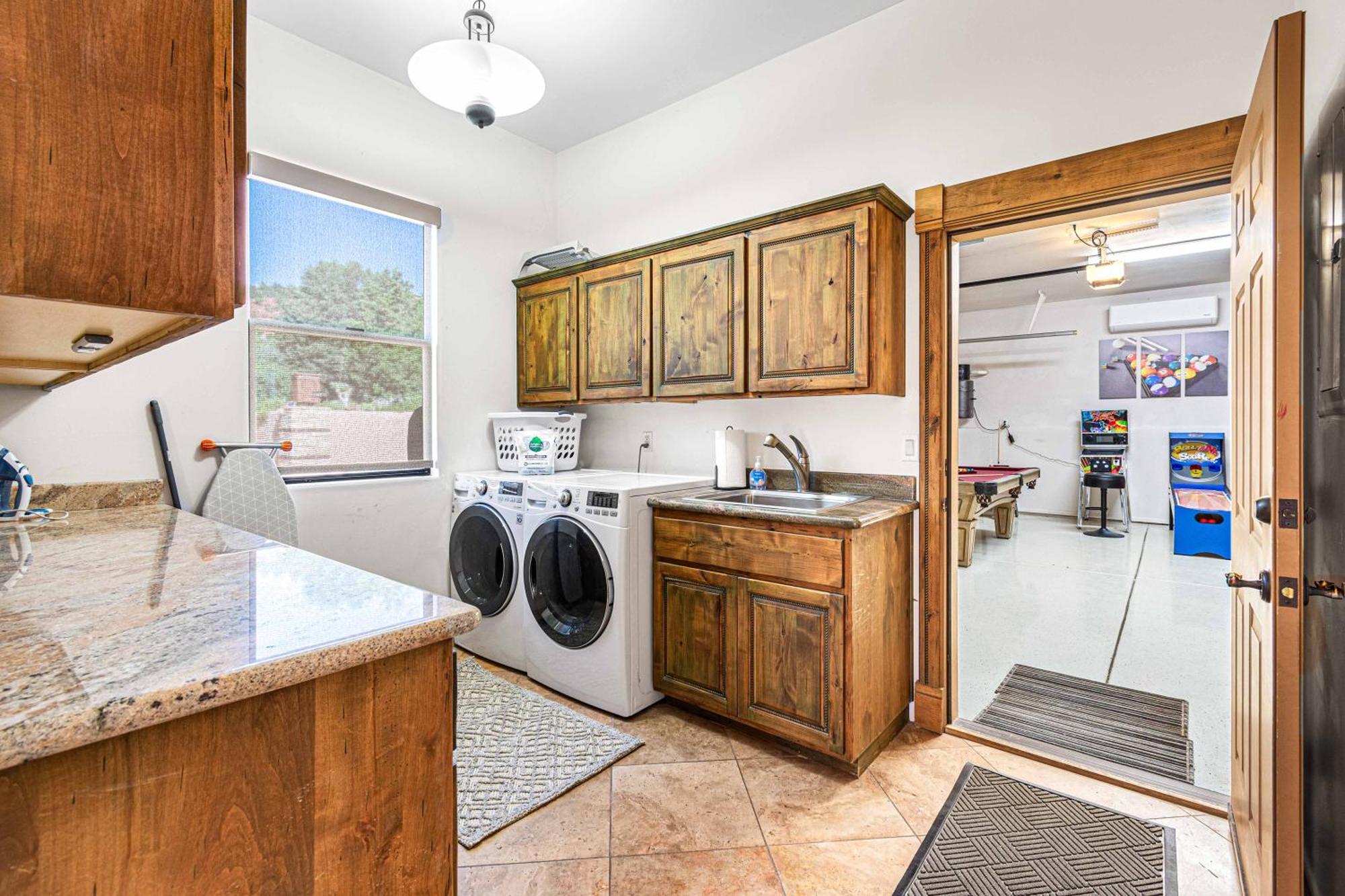 Panoramic Views, Game Room, Pool, Hot Tub! Holiday home *