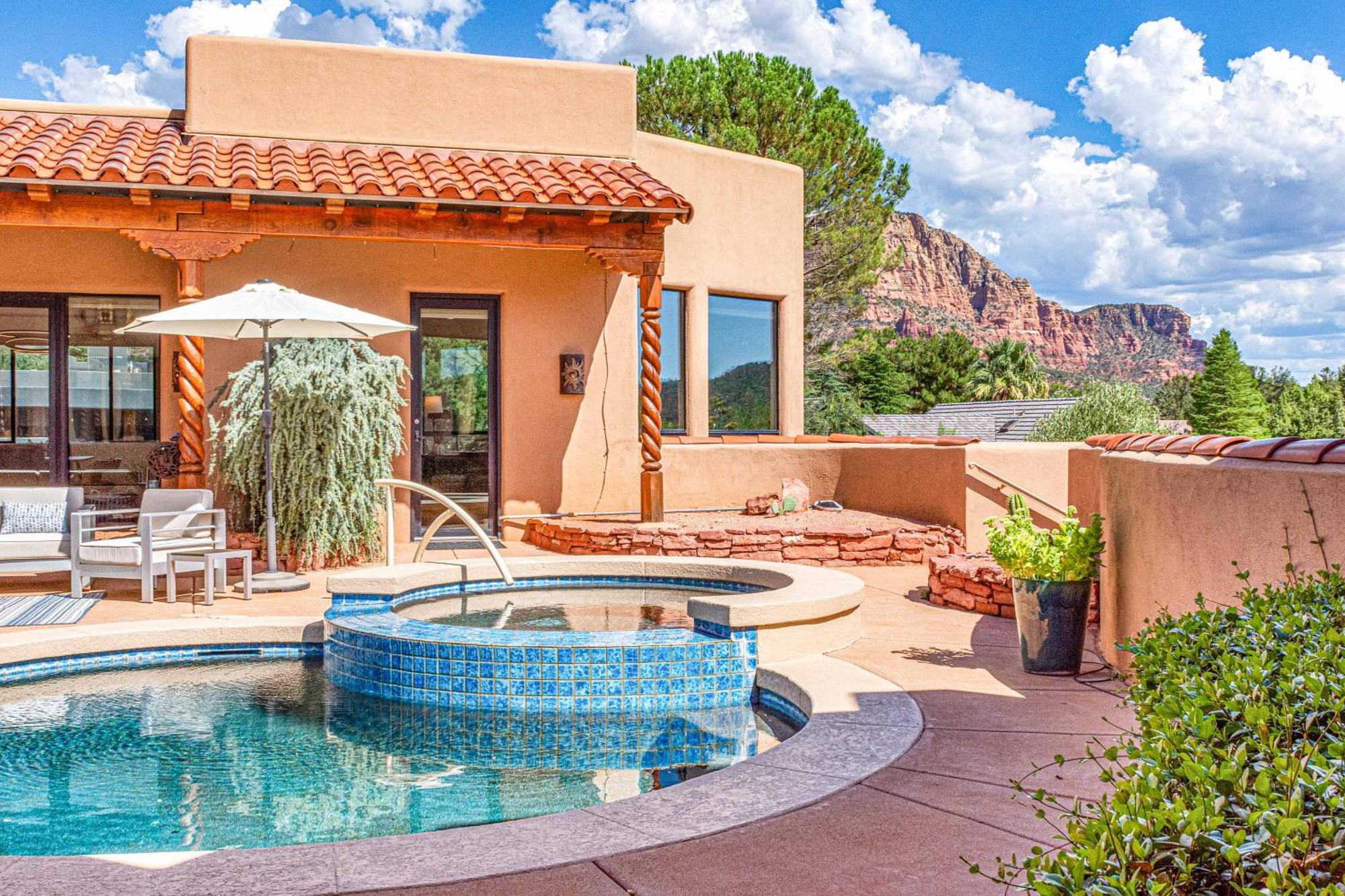 Panoramic Views, Game Room, Pool, Hot Tub! Holiday home
