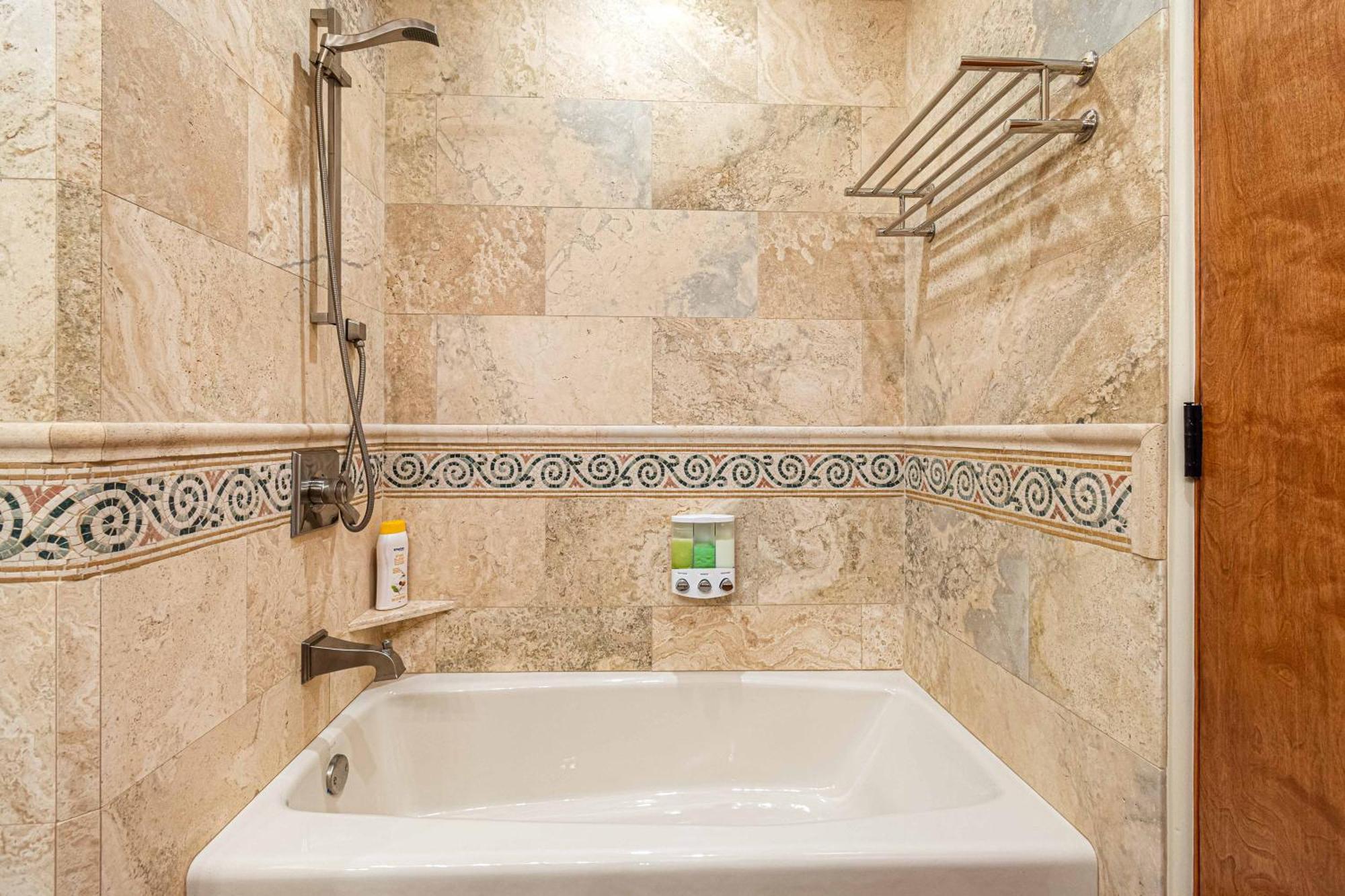 8-bedrooms With Stunning Views & 75' Lap Pool *