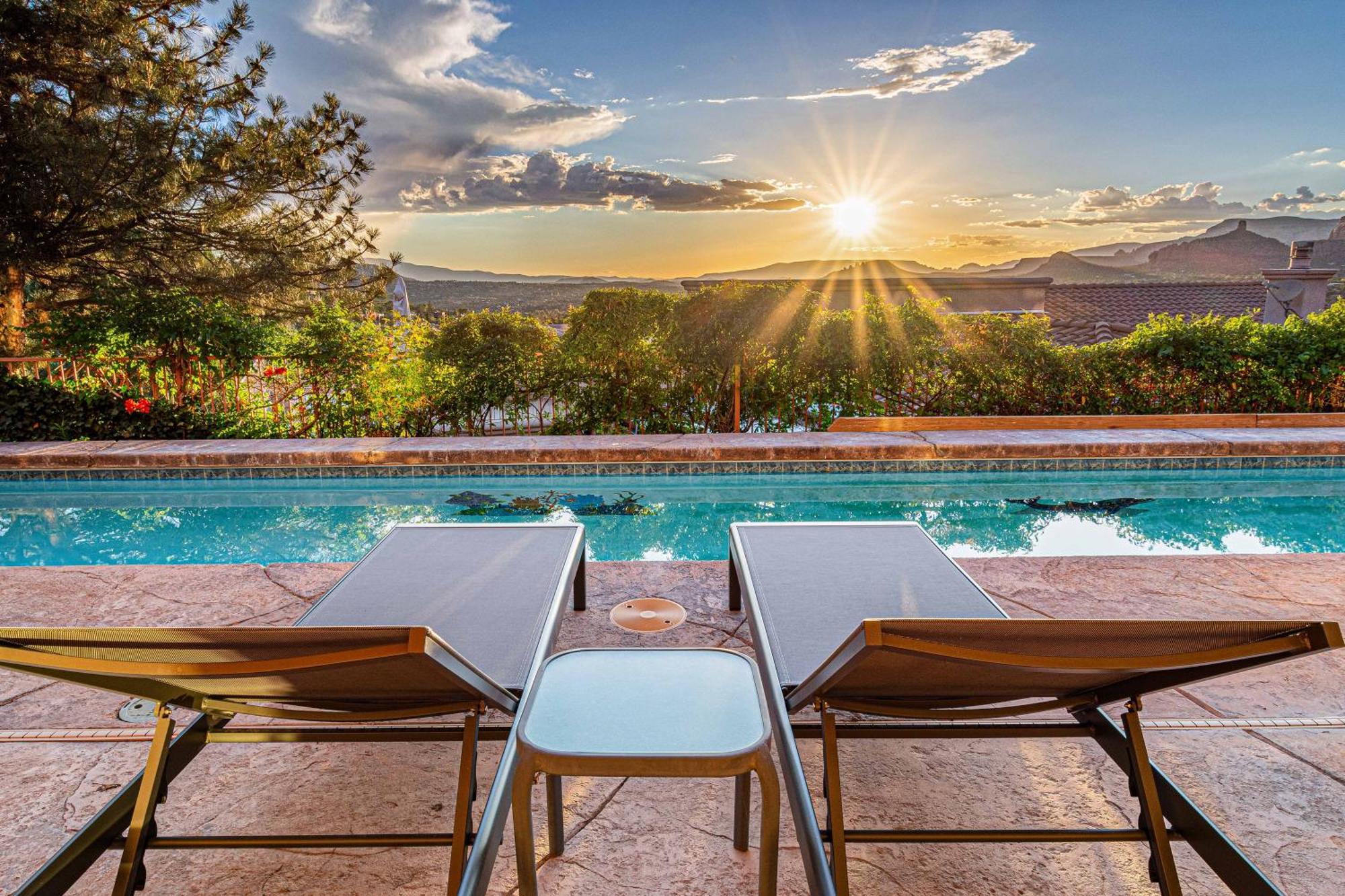 8-bedrooms With Stunning Views & 75' Lap Pool Holiday home *