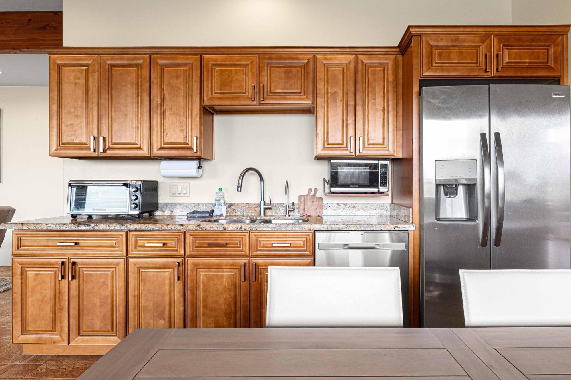 8-bedrooms With Stunning Views & 75' Lap Pool *