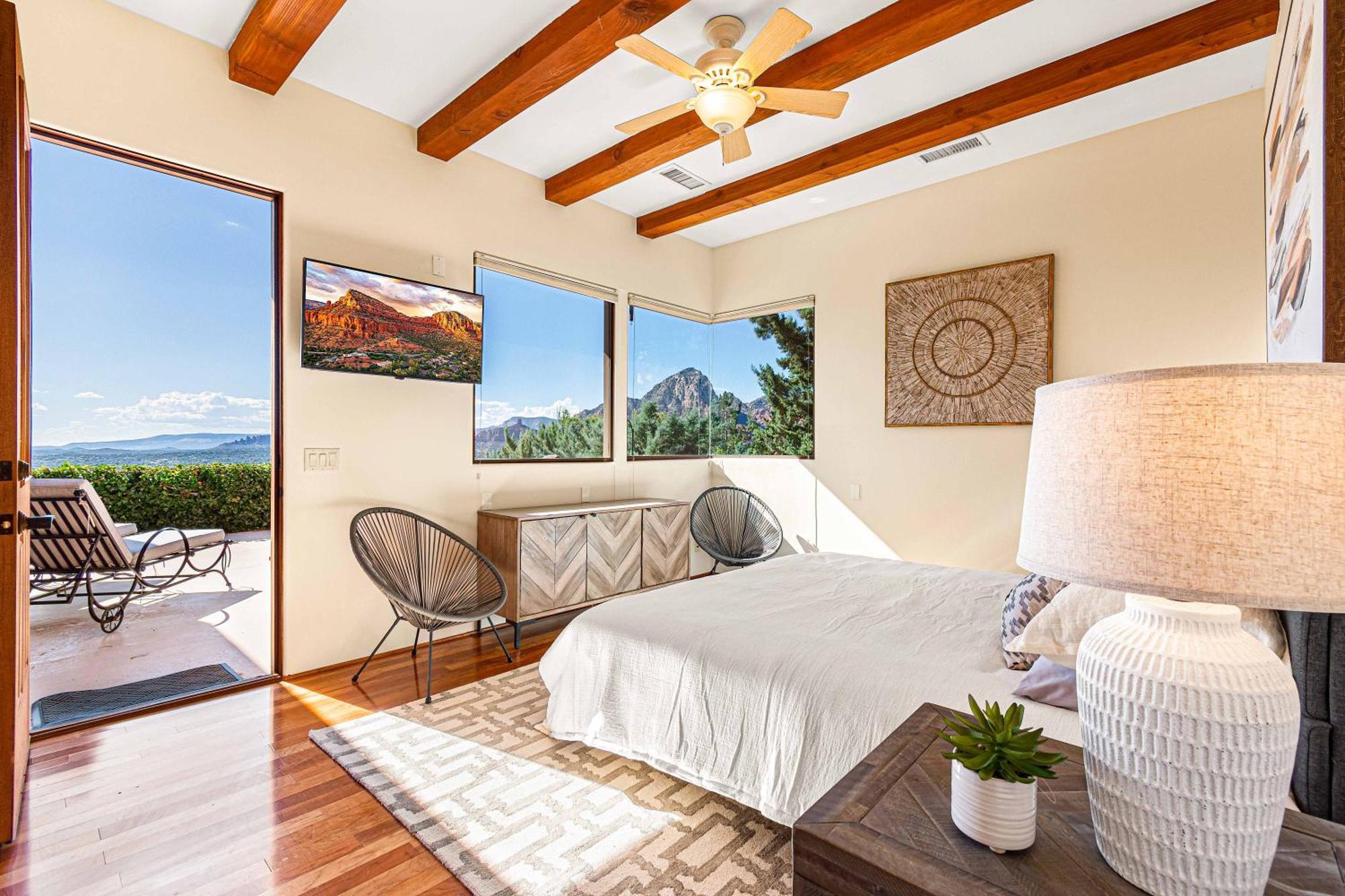 8-bedrooms With Stunning Views & 75' Lap Pool Holiday home