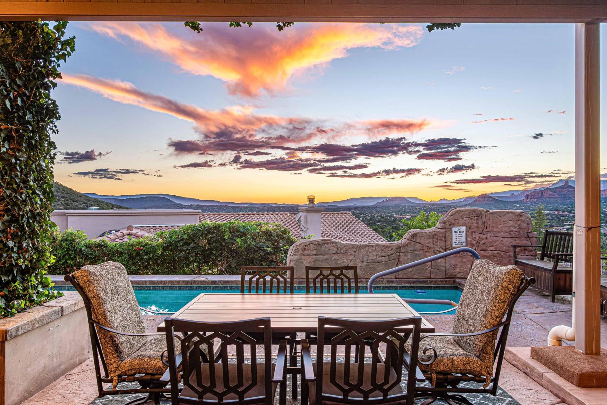 8-bedrooms With Stunning Views & 75' Lap Pool Holiday home