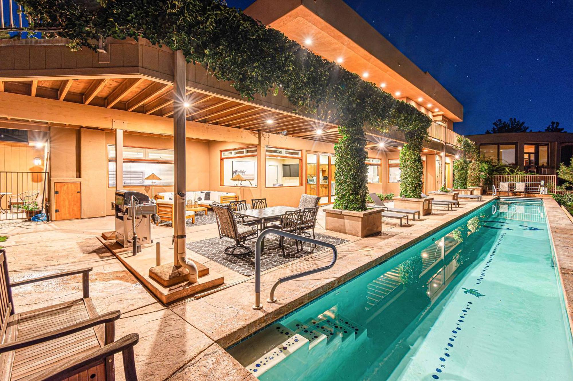 Holiday home 8-bedrooms With Stunning Views & 75' Lap Pool