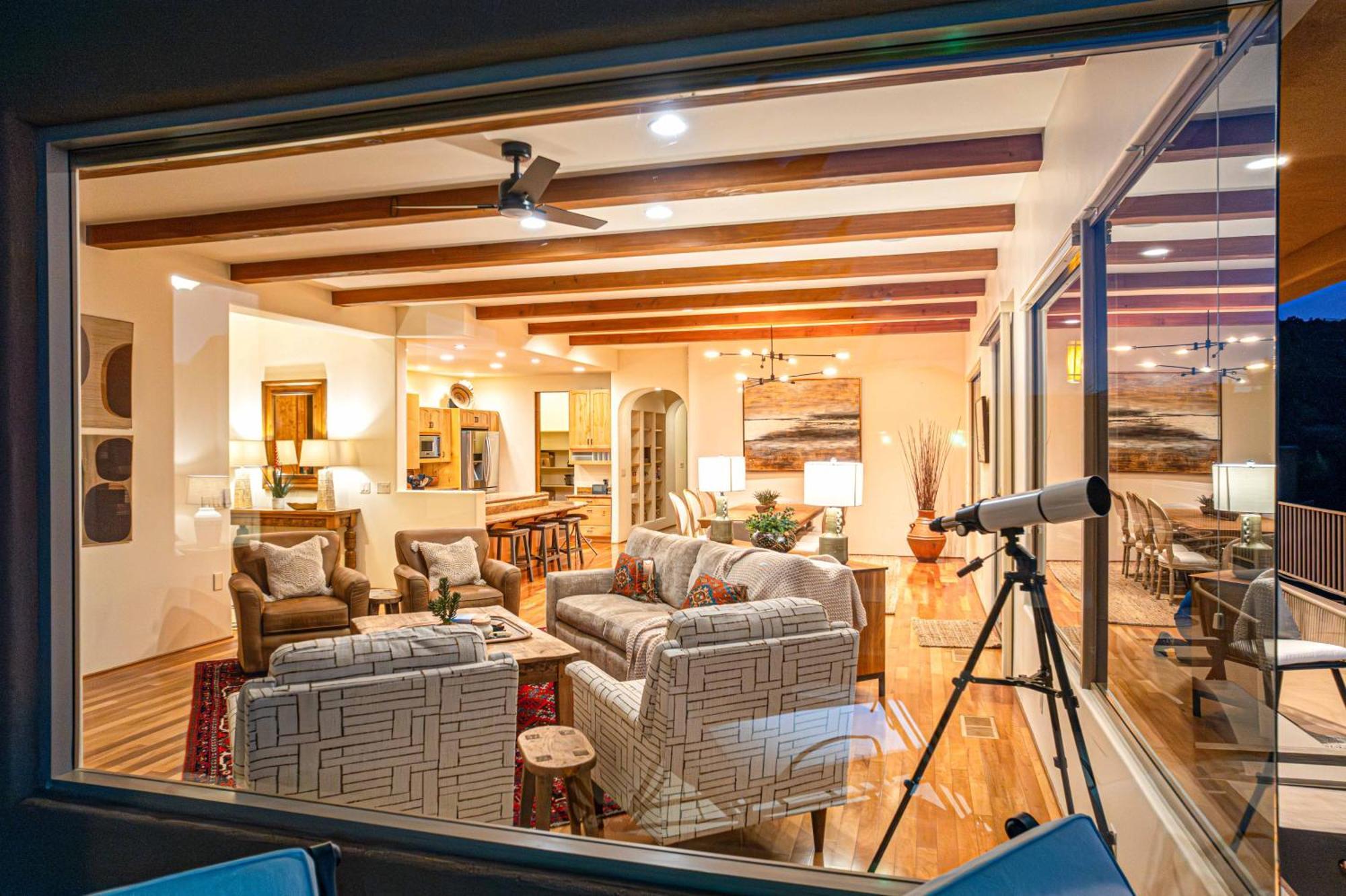 8-bedrooms With Stunning Views & 75' Lap Pool Holiday home