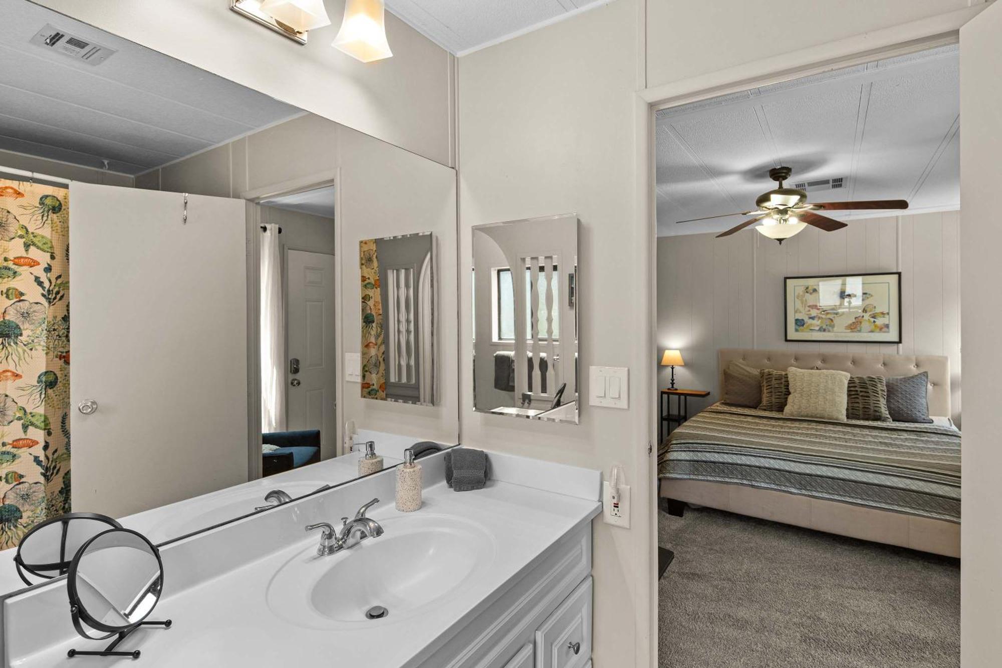 Red Rock Getaway With Jacuzzi In West For Family Holiday home