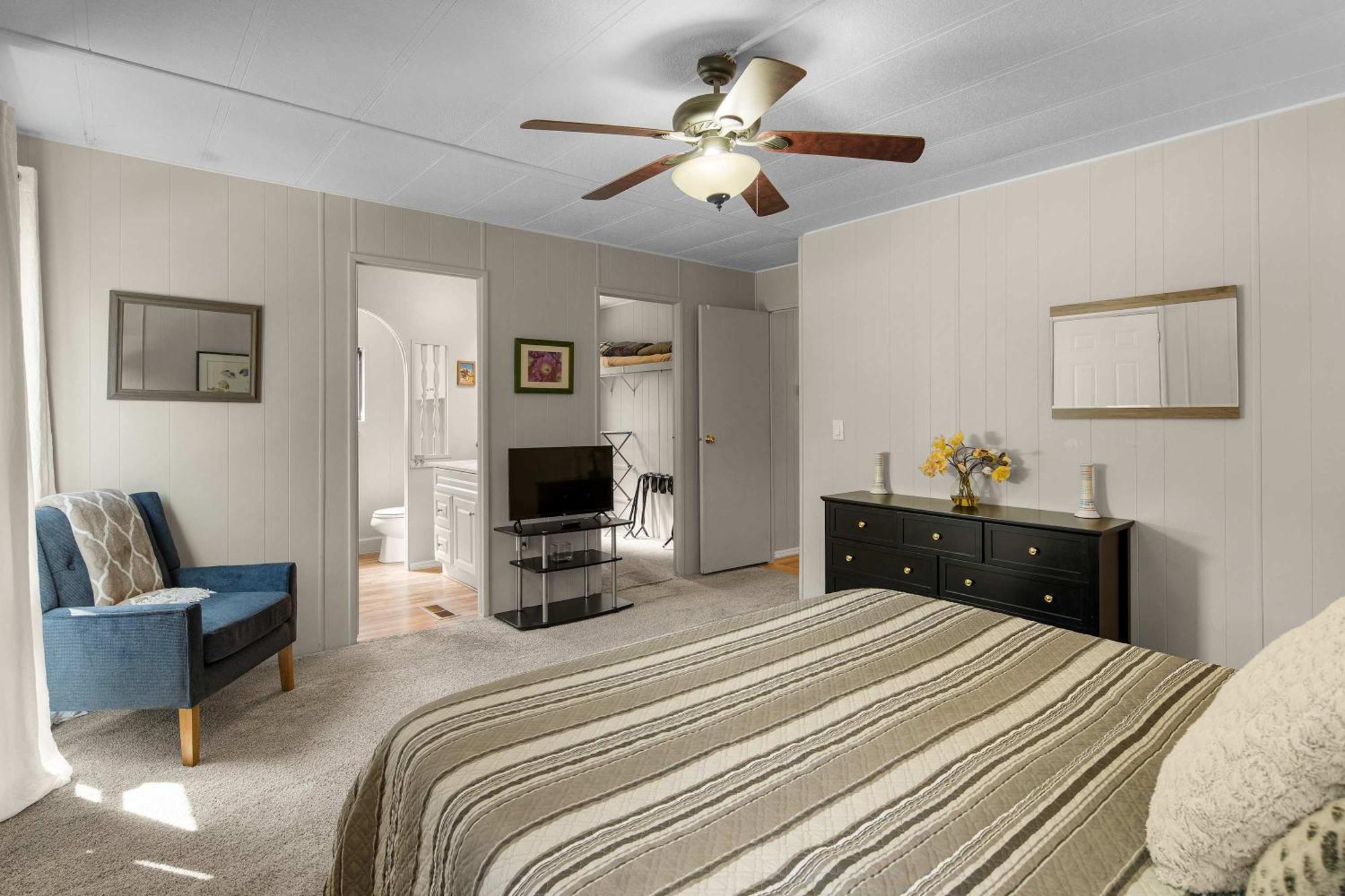 Holiday home Red Rock Getaway With Jacuzzi In West For Family