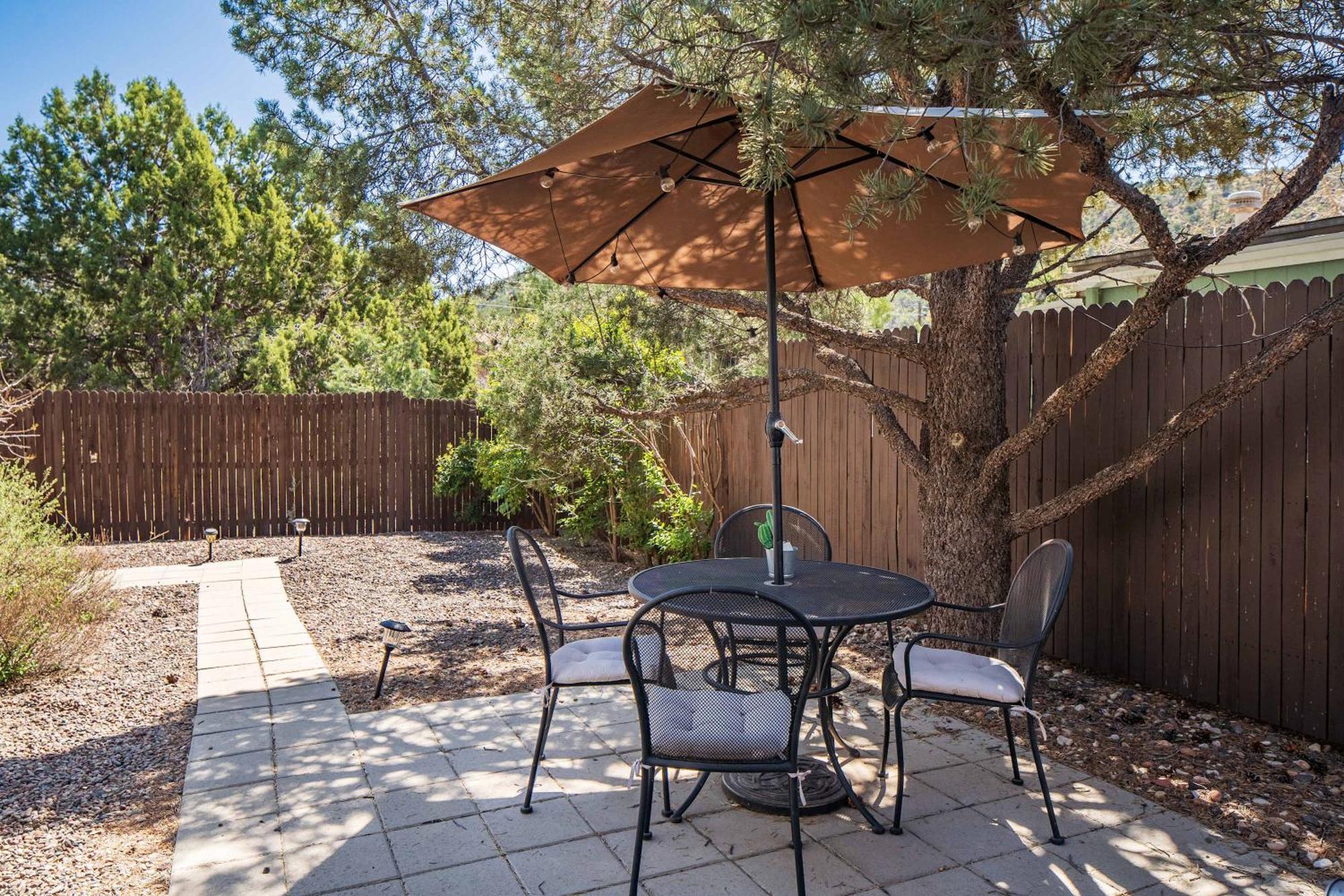 Red Rock Getaway With Jacuzzi In West For Family Holiday home