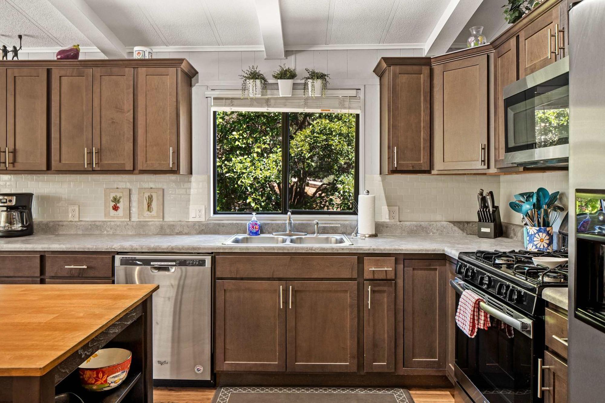 Red Rock Getaway With Jacuzzi In West For Family