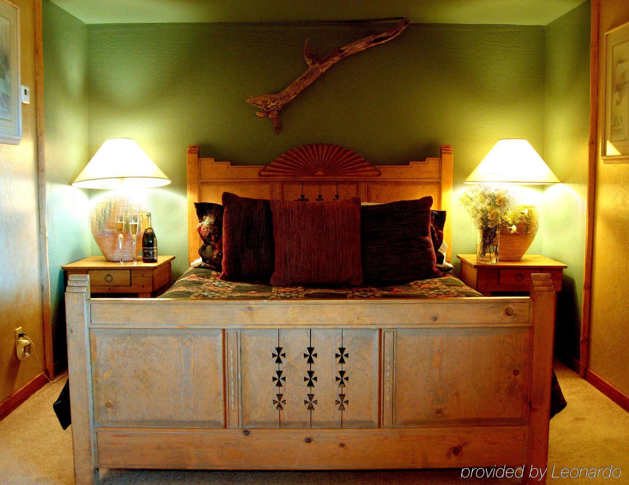 Adobe Village Inn 4*