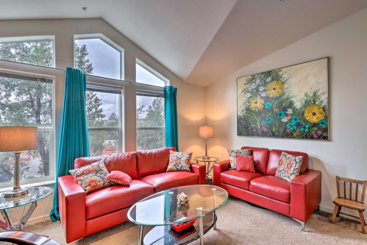 Holiday home Hideaway With Rooftop Deck And Mountain Views!
