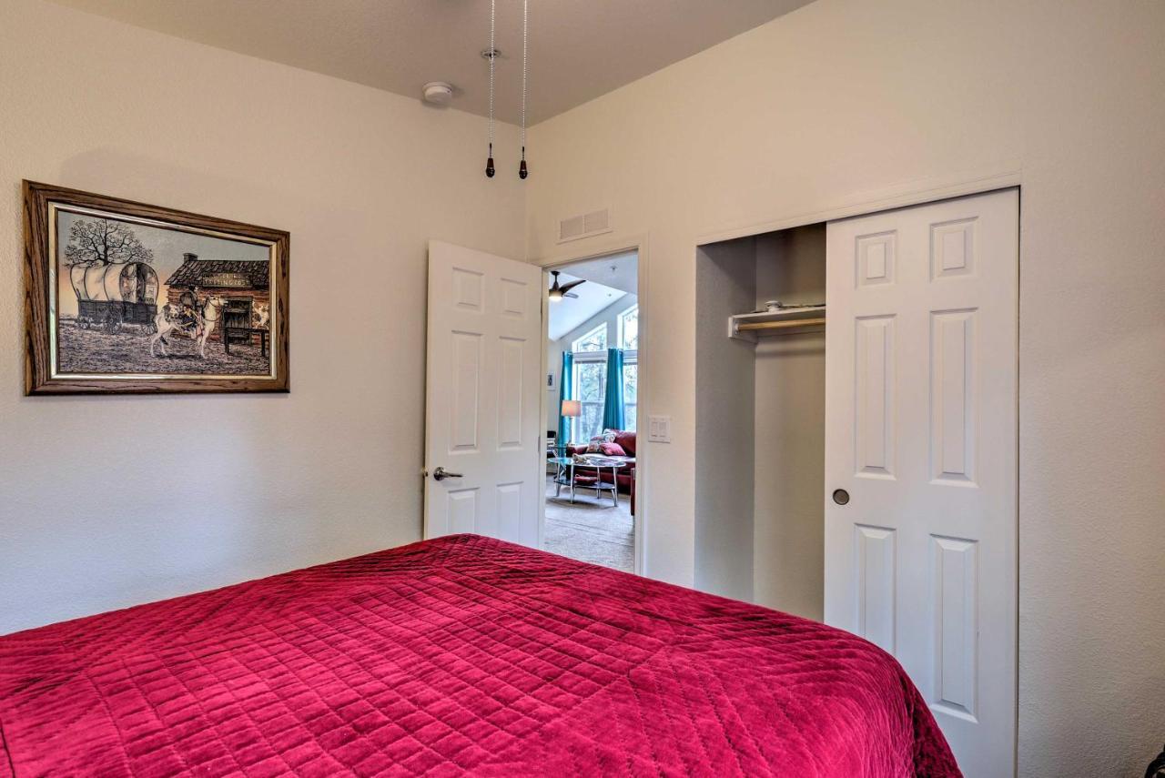 Holiday home Hideaway With Rooftop Deck And Mountain Views! *