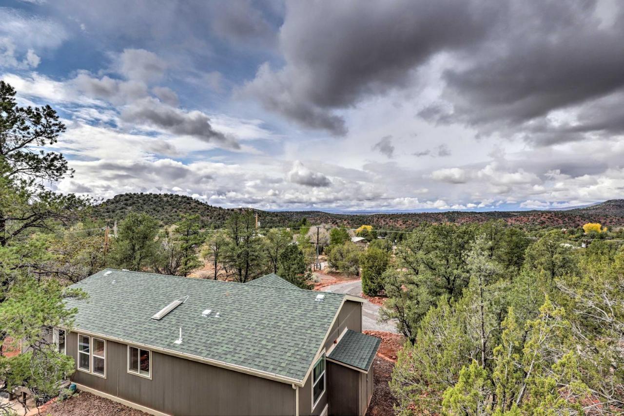 Holiday home Hideaway With Rooftop Deck And Mountain Views! *
