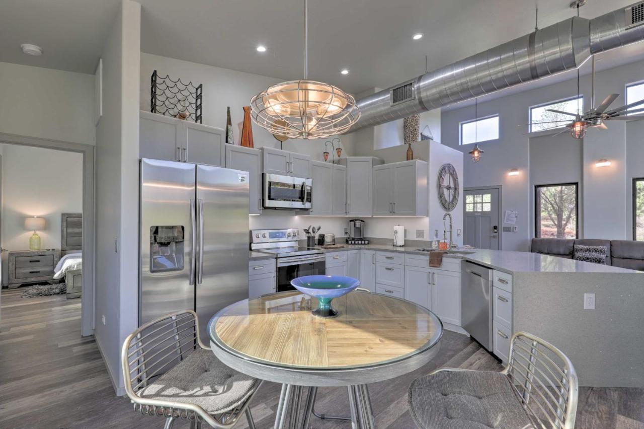 Holiday home Chic Retreat 2 Mi To Cathedral Rock Trail! *