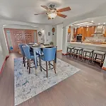 New! Huge Game Room, Hikeable, Red Rock View, Fireplace, Ping Pong, Yoga, Golf Course, Pickle Ball!