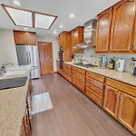New! Huge Game Room, Hikeable, Red Rock View, Fireplace, Ping Pong, Yoga, Golf Course, Pickle Ball!