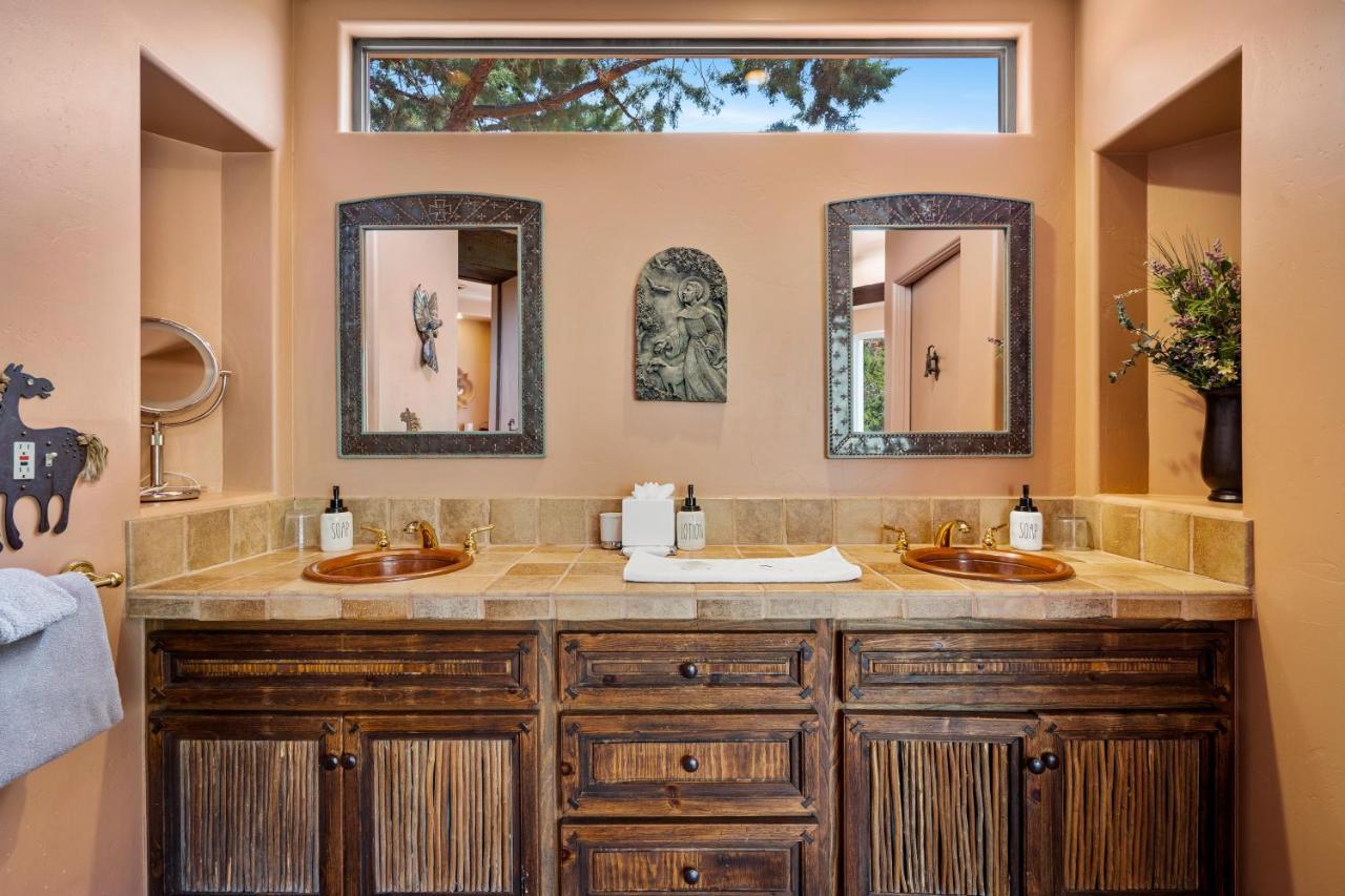 Aparthotel Adobe Village Purple Lizard