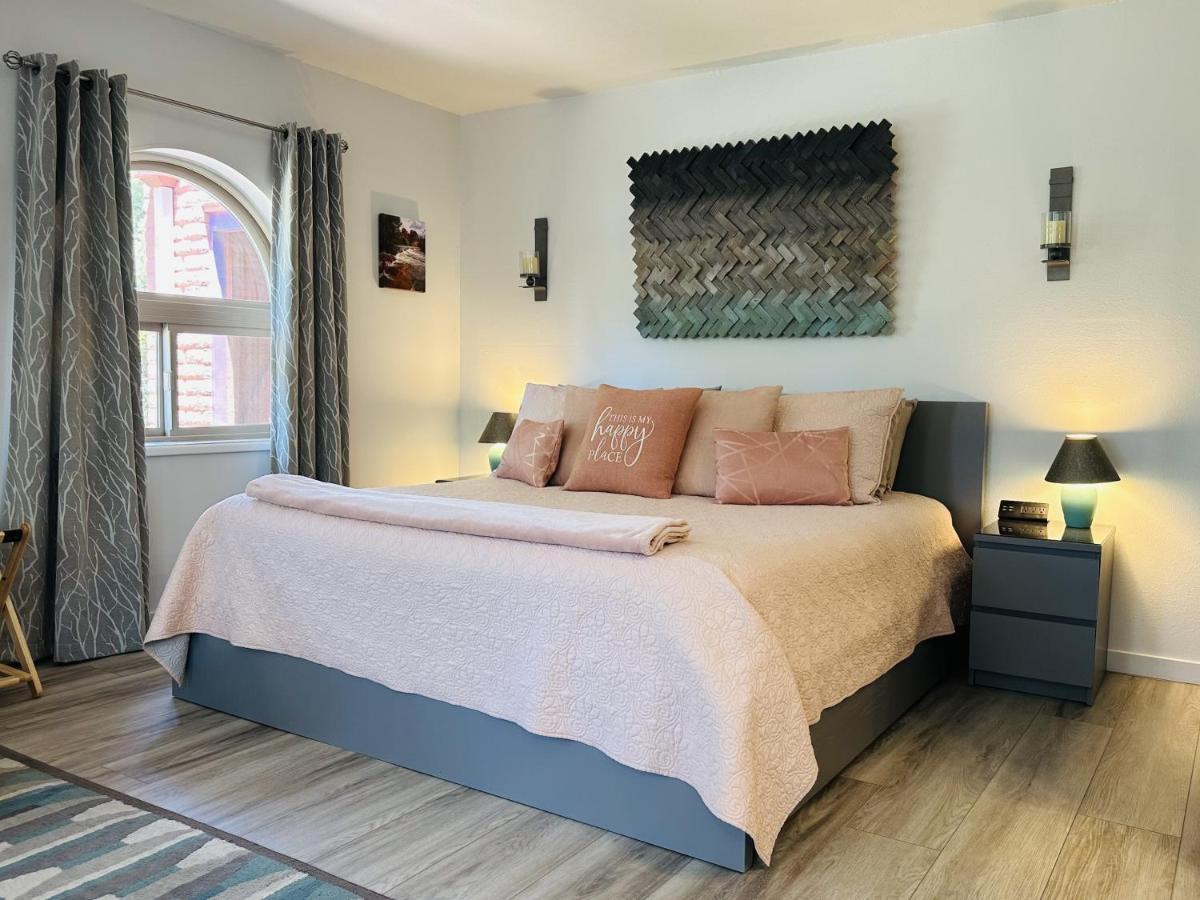 Red Rock Escape - Cozy King Bed & Gardens, Trails, Views, Red Rock Pass *