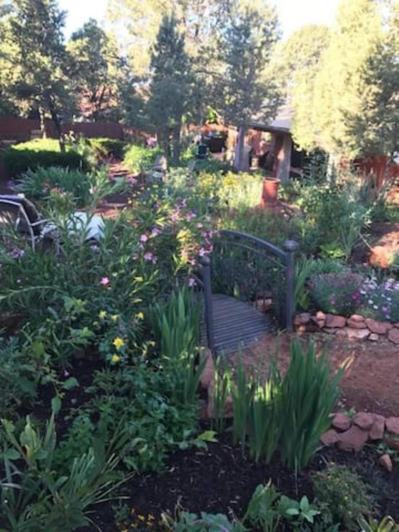 Red Rock Escape - Cozy King Bed & Gardens, Trails, Views, Red Rock Pass