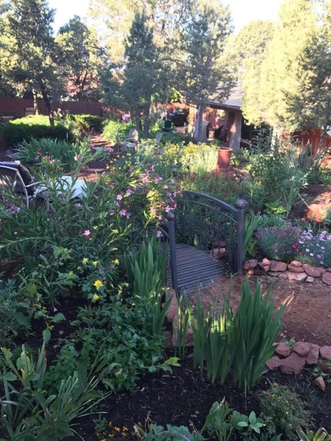 Red Rock Escape - Cozy King Bed & Gardens, Trails, Views, Red Rock Pass