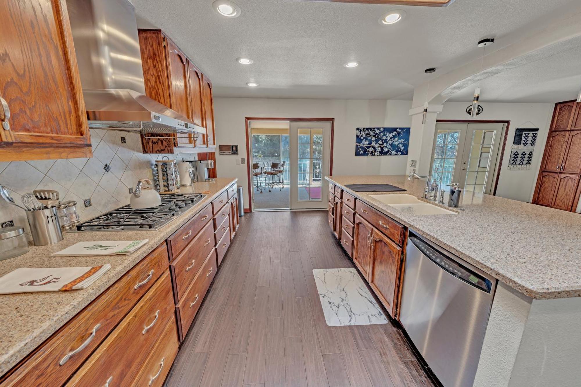 New! Huge Game Room, Hikeable, Red Rock View, Fireplace, Ping Pong, Yoga, Golf Course, Pickle Ball! Holiday home Sedona