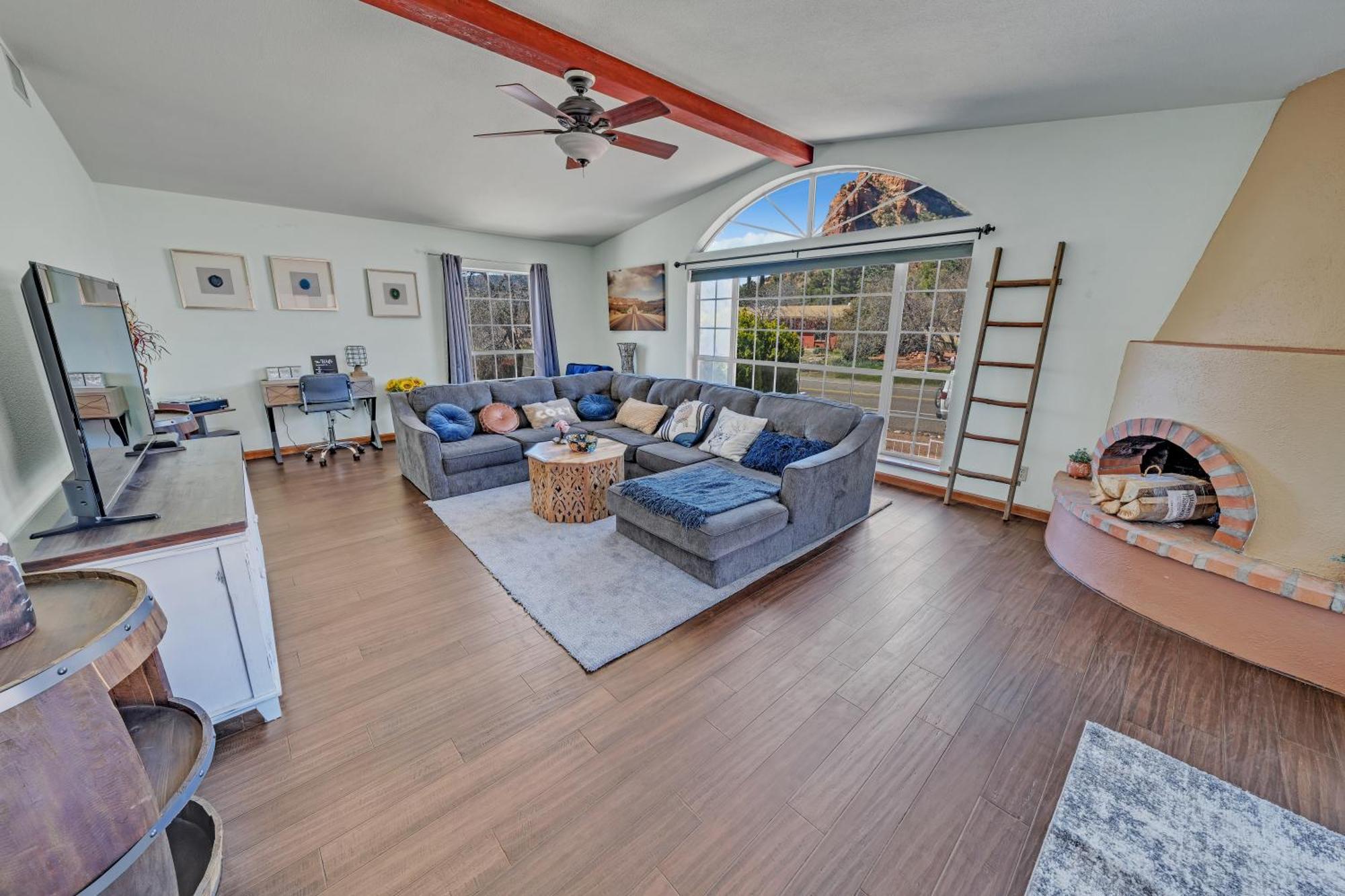 New! Huge Game Room, Hikeable, Red Rock View, Fireplace, Ping Pong, Yoga, Golf Course, Pickle Ball! Holiday home Sedona