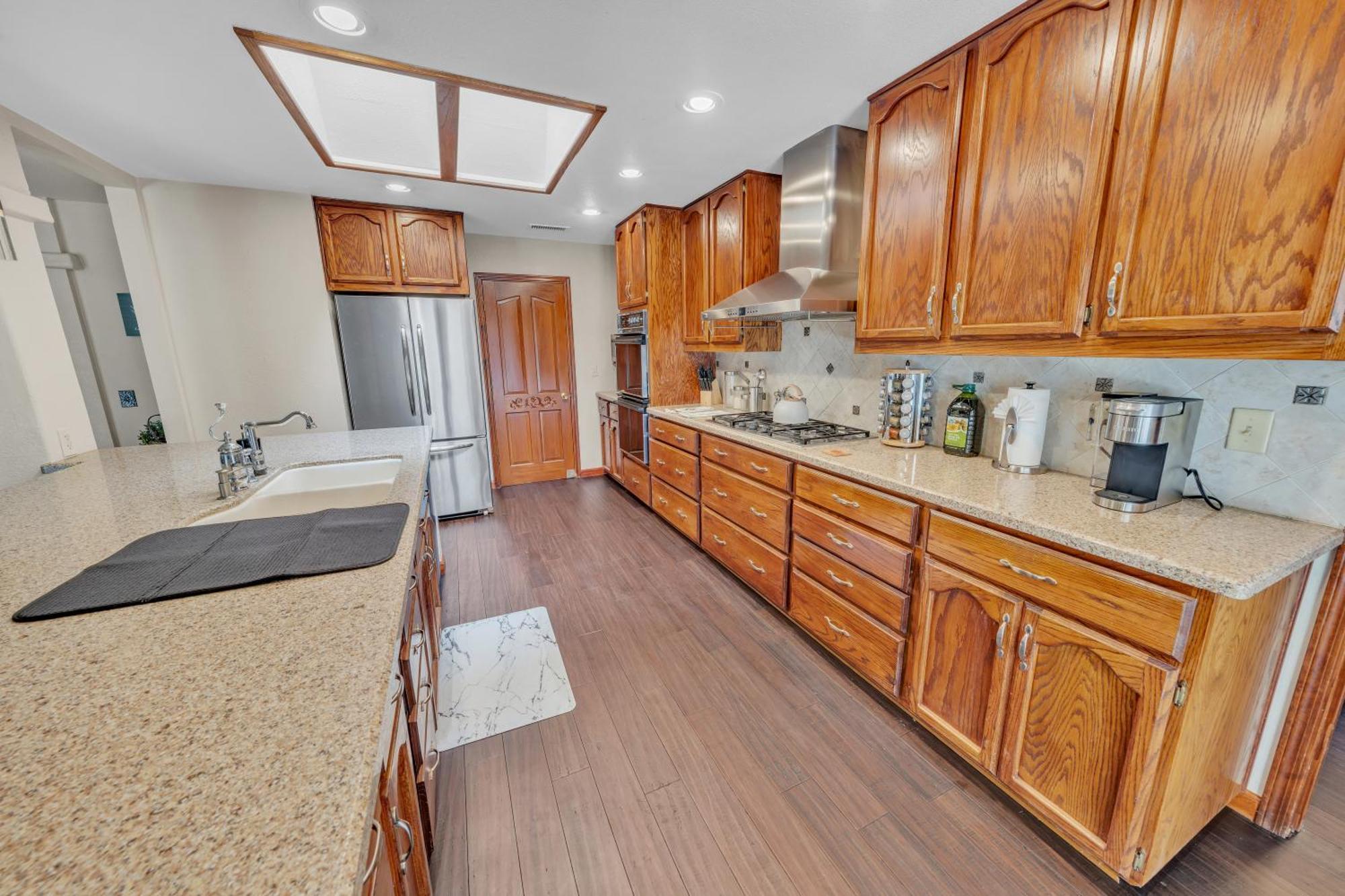 New! Huge Game Room, Hikeable, Red Rock View, Fireplace, Ping Pong, Yoga, Golf Course, Pickle Ball! Holiday home