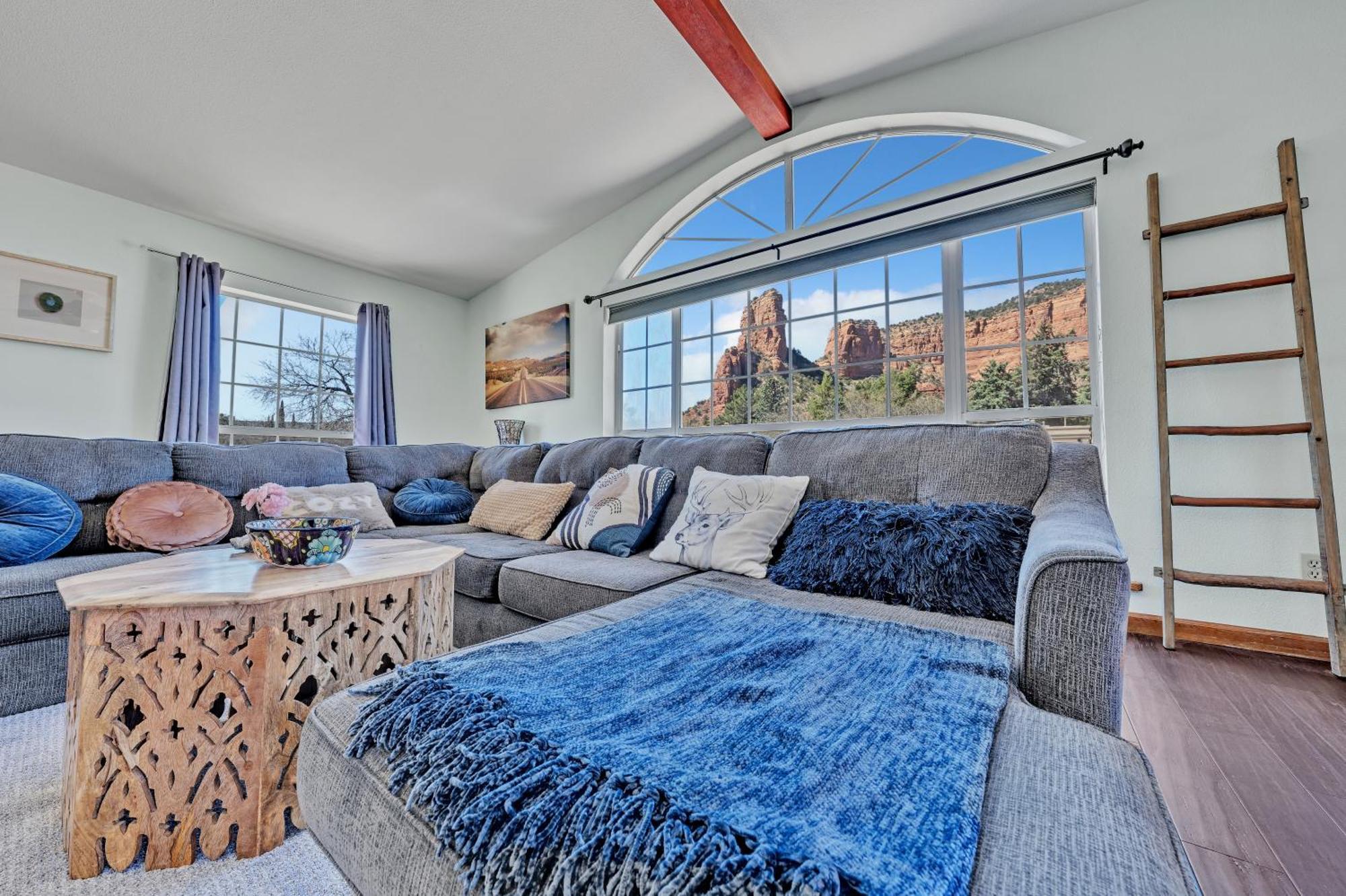 Holiday home New! Huge Game Room, Hikeable, Red Rock View, Fireplace, Ping Pong, Yoga, Golf Course, Pickle Ball! Sedona