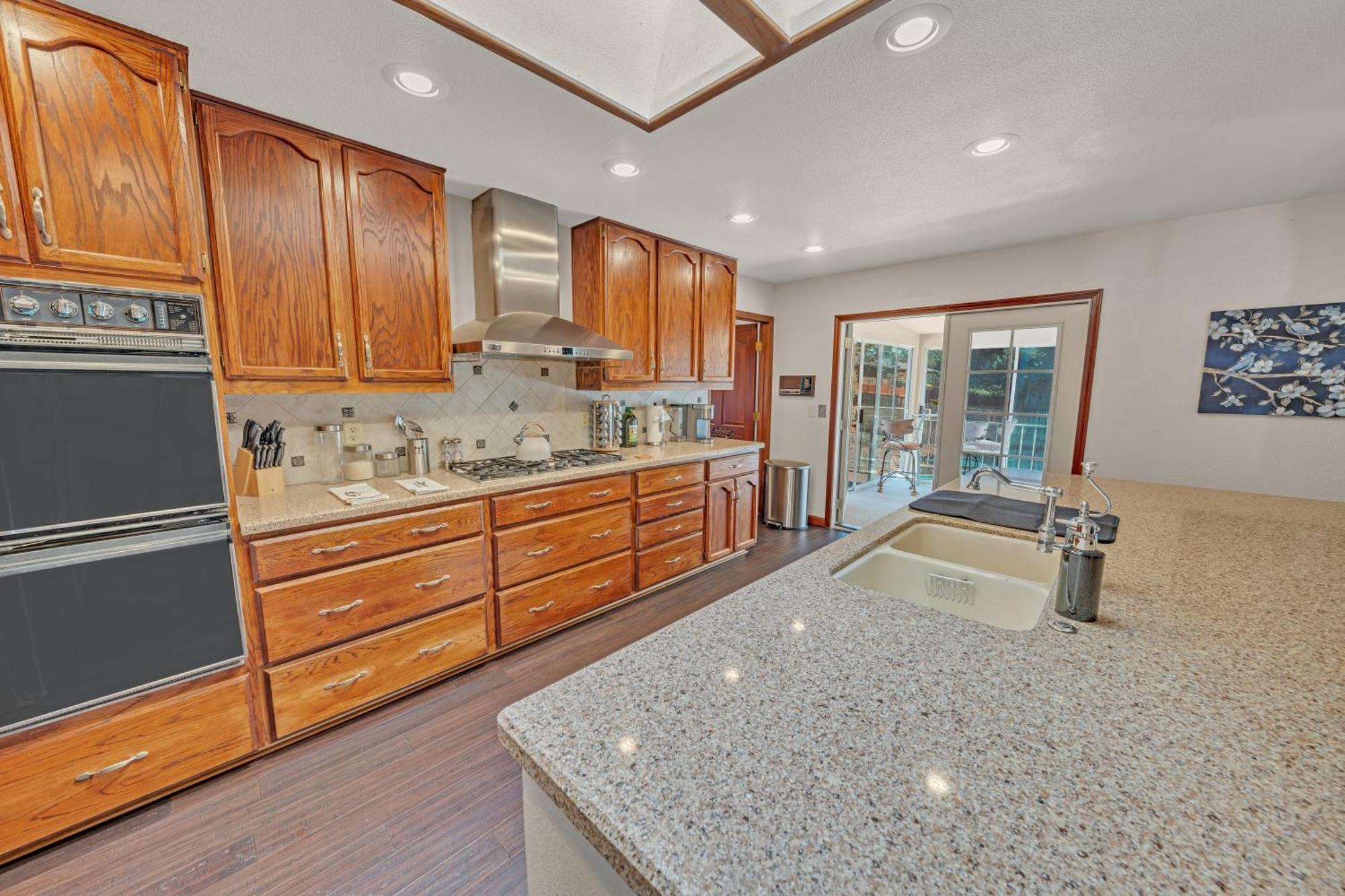New! Huge Game Room, Hikeable, Red Rock View, Fireplace, Ping Pong, Yoga, Golf Course, Pickle Ball! Holiday home