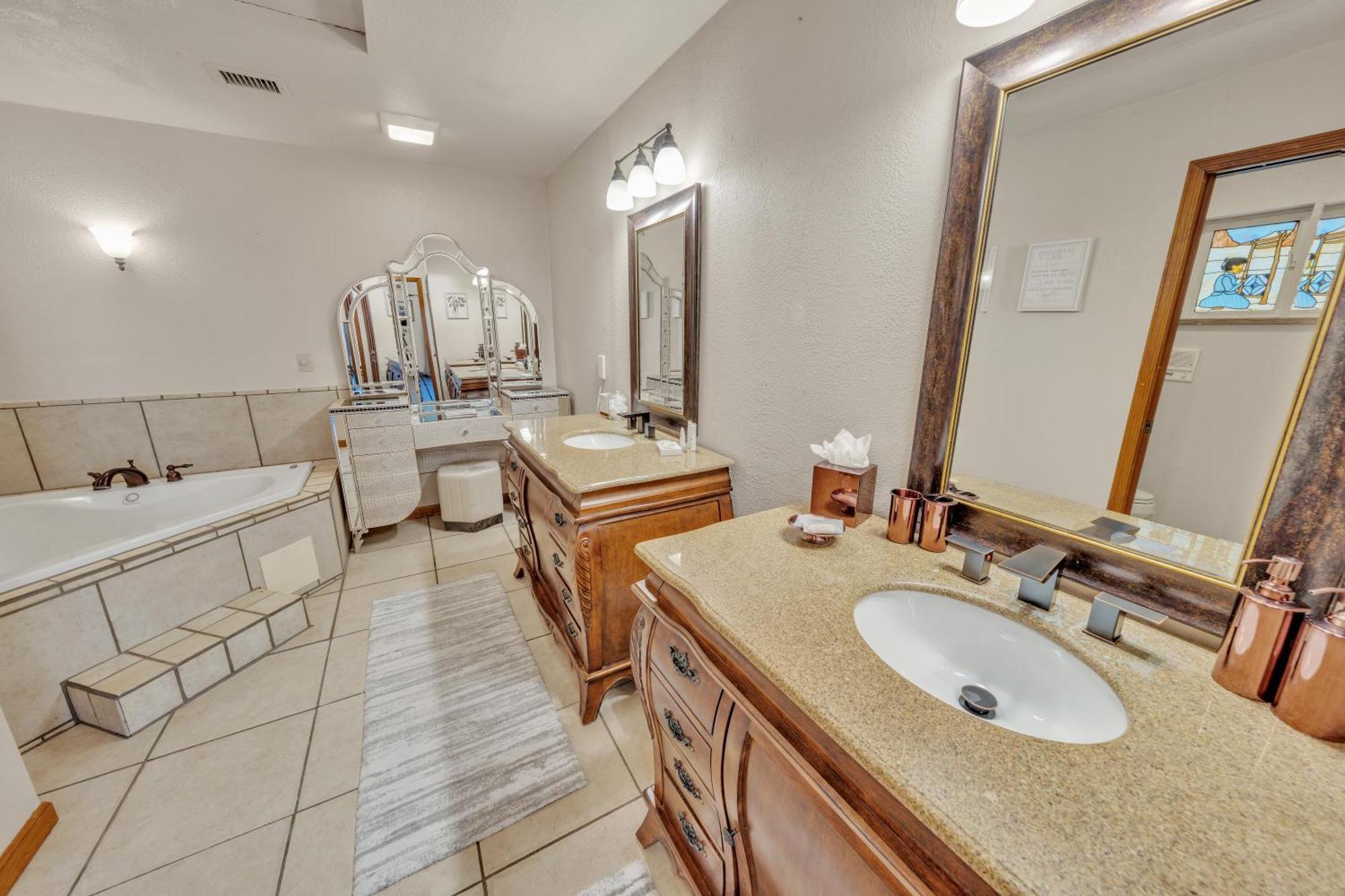 Holiday home New! Huge Game Room, Hikeable, Red Rock View, Fireplace, Ping Pong, Yoga, Golf Course, Pickle Ball! Sedona
